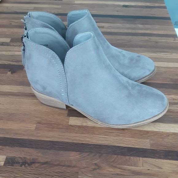 NWOT Journee Collection LIVVY STANDARD WIDTH Bootie Gray - Picture 1 of 12